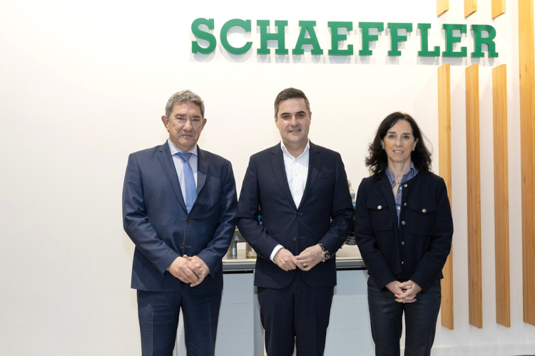 El consejero de Industria del Gobierno Vasco visita la planta de Schaeffler en Elgoibar, pionera en digitalizaci&oacute;n industrial