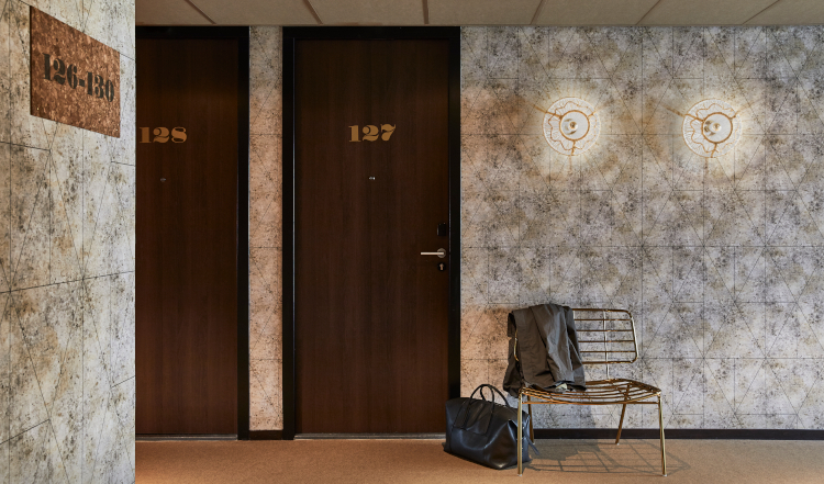 Quince a&ntilde;os de conocimiento en papel pintado con DESARDI&reg;