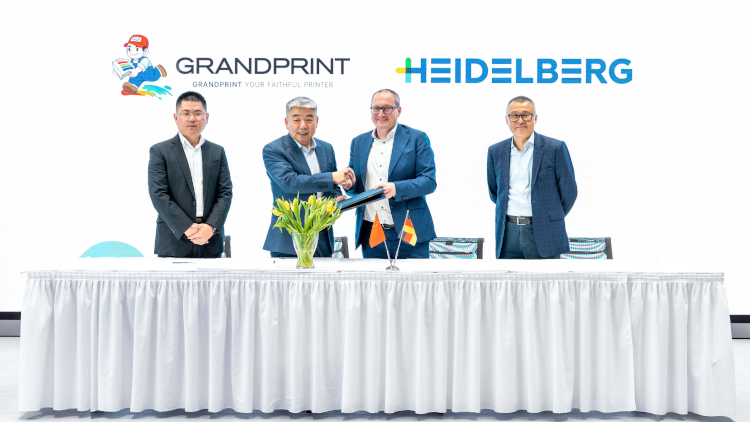 (de izquierda a derecha) Lloyd Cui, vicepresidente de Grandprint, Cui Wenfeng, presidente de Grandprint, Dr. David Schmedding, Chief Technology and Sales Officer de HEIDELBERG, y Benny Huang, director regional de Gran China en HEIDELBERG, firman el contrato para la compra de seis equipos de impresi&oacute;n offset de pliegos Speedmaster CX 92 adicionales en &ldquo;Home of Print&rdquo;, en Wiesloch-Walldorf