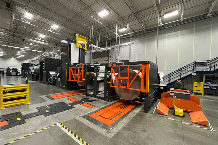 Esta empalmadora automática Martin, instalada en una impresora HP PageWide T470 en Zumbiel, Hebron, Kentucky, ahorra entre 25 y 30 minutos de tiempo de inactividad por turno