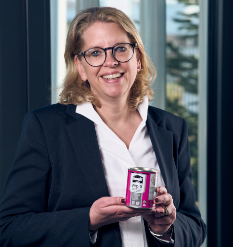 Clarissa Odewald (CEO de thyssenkrupp Rasselstein) con la nueva lata fabricada con acero bluemint&reg;