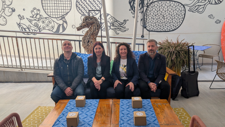 El hotel ibis Styles Bogatell de Barcelona redise&ntilde;a la decoraci&oacute;n de su terraza junto a Epson con elementos creados a partir de m&aacute;s de 500 botellas de pl&aacute;stico