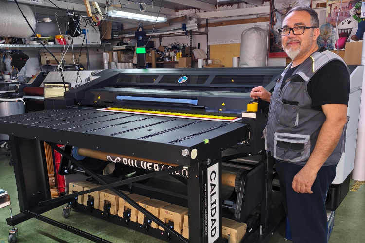 ar* Publimar simplifica su proceso de producci&oacute;n y ampl&iacute;a su oferta de productos con la incorporaci&oacute;n de una HP Latex R530 Entradilla Texto*