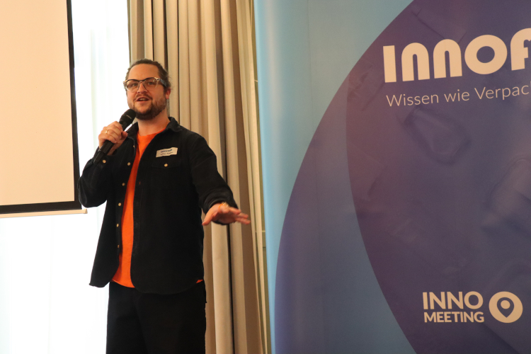 Julian Thielen inauguró y fue el anfitrión de INNO-Fiber 2026. (Fuente: pack.consult)