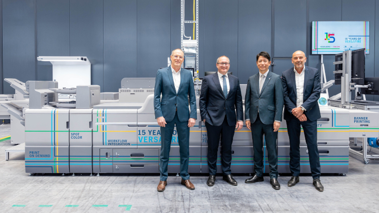 De izquierda a derecha: Dr. Frank Schaum, Jefe de Ecosistema de Impresi&oacute;n Digital en HEIDELBERG, el Dr. David Schmedding, Director de Tecnolog&iacute;a y Ventas en HEIDELBERG, Koji Miyao, Presidente de Ricoh Graphic Communications, y Eef de Ridder, Subdirector General de la Divisi&oacute;n Global de Ventas de Ricoh Graphic Communications, reafirman la asociaci&oacute;n de 15 a&ntilde;os entre ambas empresas en el &aacute;mbito de la impresi&oacute;n digital en una reuni&oacute;n en el centro de Home of Print en Wiesloch-Walldorf.