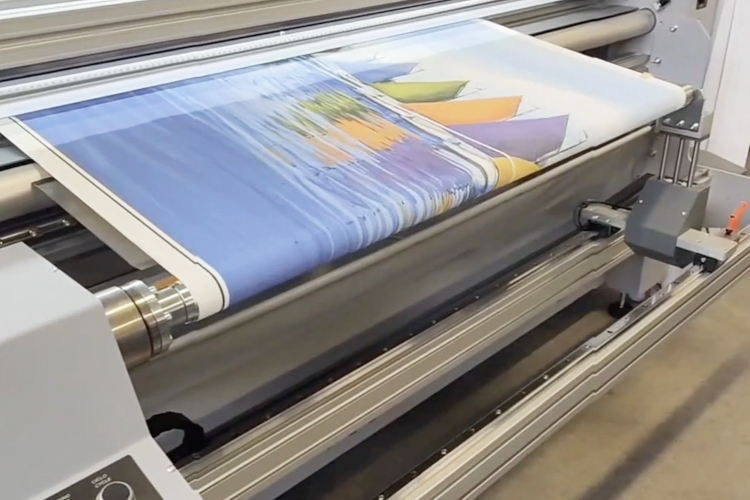 Flexa presenta el nuevo sistema de rebobinado sin núcleo para papel pintado