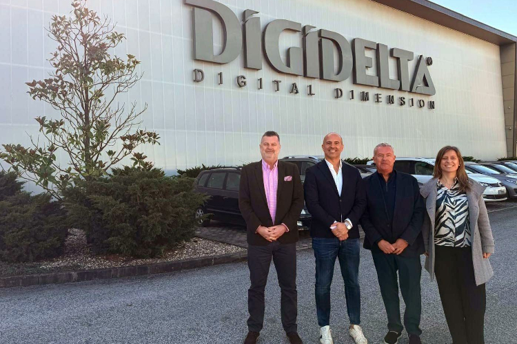 Las imágenes de arriba muestran (de izquierda a derecha): Damien Clarke, Director de Ventas de UFABRIK; Armando Mota, Director Ejecutivo de Digidelta; Robin East, Director Comercial del Grupo UFABRIK; Brigida Lucas, Ejecutiva de Ventas de Digidelta.