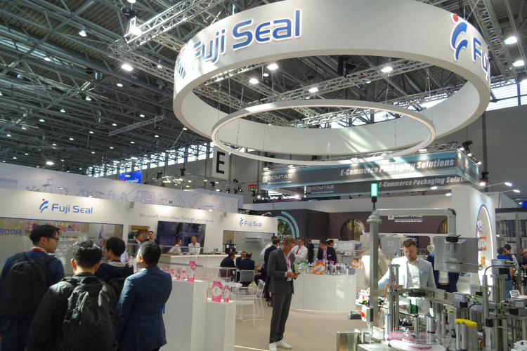 Fuji Seal presentó soluciones de embalaje integradas en interpack 2026