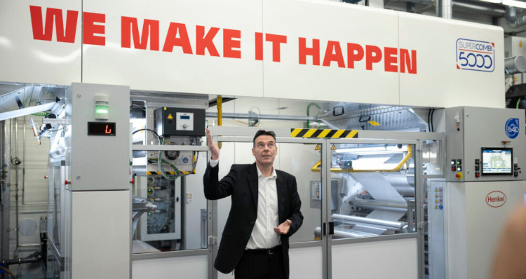 Kai Ethner, director de ingenier&iacute;a de aplicaciones de Henkel Packaging Adhesives and Coatings, en la inauguraci&oacute;n del modernizado Centro de Competencia de Embalaje. Daniel Koke