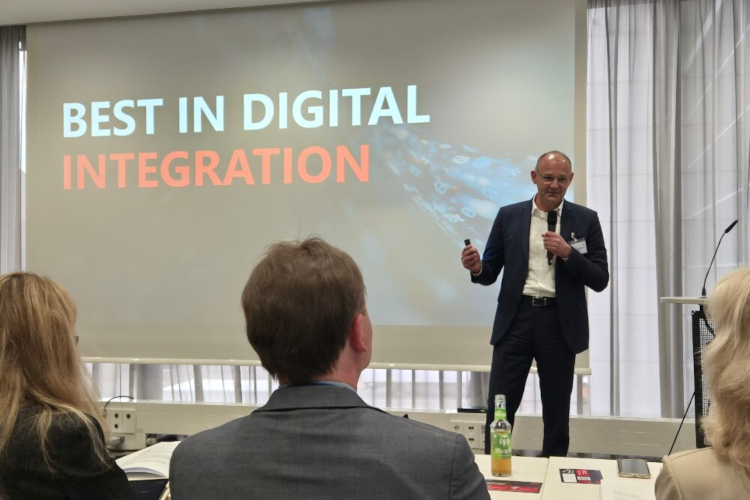 Dr. Hans Krattenmacher, Managing Director Corporate Innovation Mechatronics at SEW, introduced the topic of the day