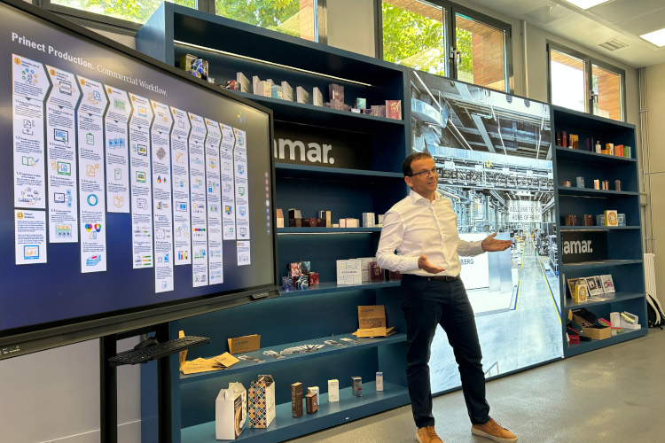 Jose Manuel Huertas, especialista de Prinect en Heidelberg Spain, impartiendo la formaci&oacute;n en Prinect Production Manager a profesores de m&aacute;s de 10 centros educativos