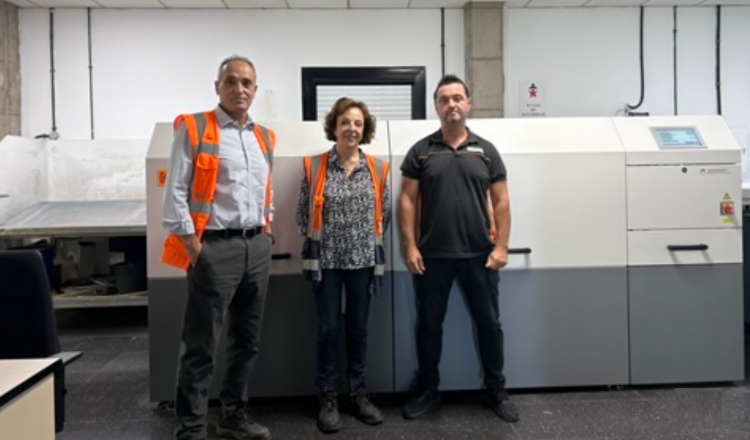 Imagen de grupo de izquierda a derecha: NAZARIO HERNÁNDEZ, Director Técnico; MERCEDES FERNÁNDEZ, Directora de Producción; MIGUEL FARIÑA, Operador CTP
