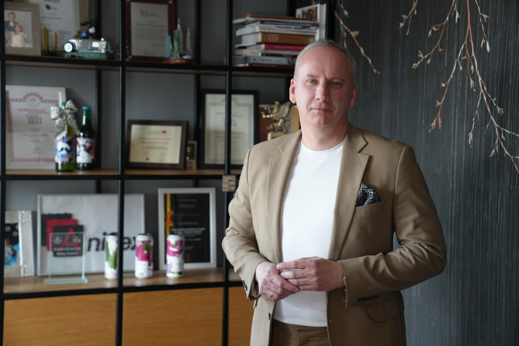 Maciej Wojtaszek, Co-propietario de Aniflex