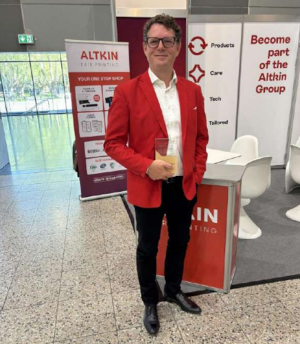 Gerwald van der Gijp, CEO de Altkin, sosteniendo el trofeo &laquo;Remanufacturador del A&ntilde;o&raquo; 2026