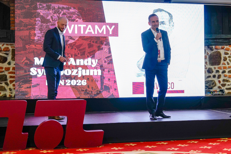 Lukasz Chruslinski (izquierda), director de ventas para Europa de Mark Andy, y Tom Cavalco, vicepresidente de ventas internacionales, dan la bienvenida a los participantes del Simposio Europeo Mark Andy 2026