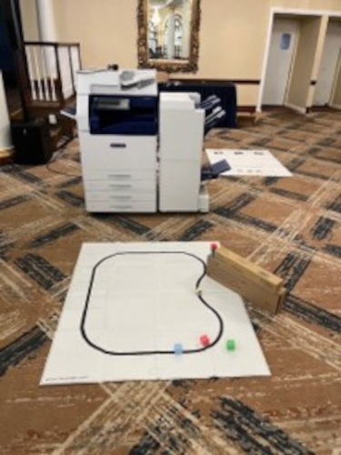 Impresora multifunción Katun Arivia y robot de reabastecimiento de oficina "Crickets" con IA durante una demostración en vivo