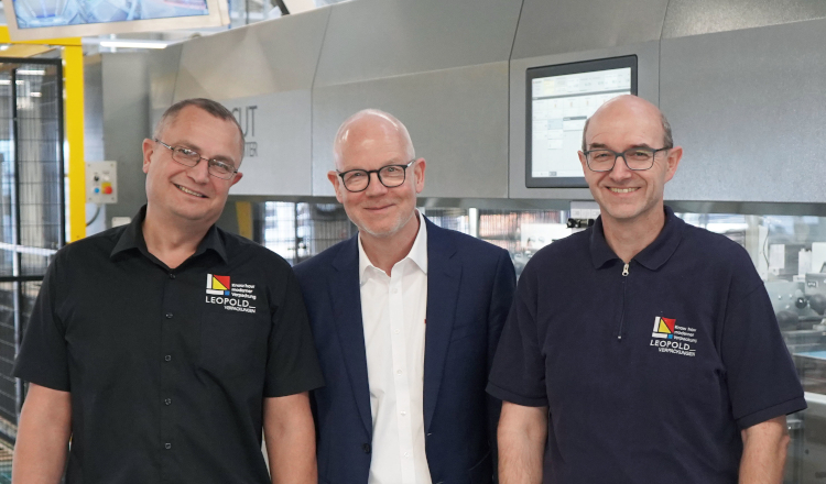 De izquierda a derecha: Valeri Lach (Leopold), Hans Dreistein (BOBST) y Markus Bonna (Leopold).