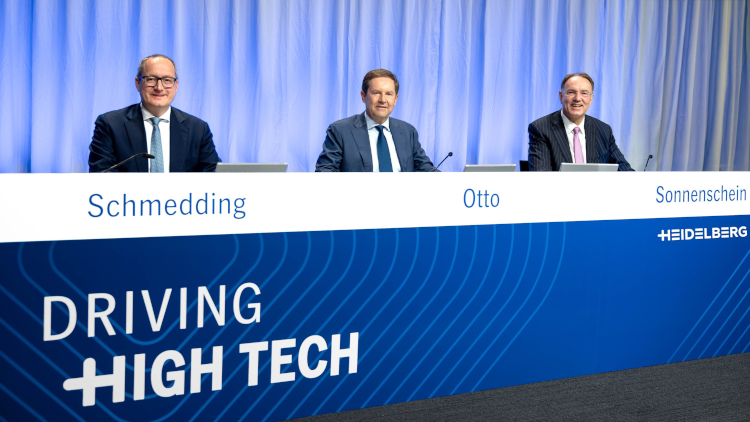 Dr. David Schmedding, CSO, Jürgen Otto, CEO y el Dr. Martin Sonnenschein, Chairman del Supervisory Board, en la junta general anual virtual de accionistas correspondiente al ejercicio fiscal 2025/26 en Mannheim (de izquierda a derecha)