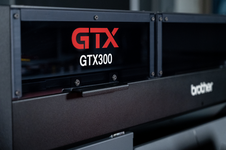 Brother presenta la GTX300: Impresi&oacute;n h&iacute;brida DTG y DTF para empresas de moda en crecimiento
