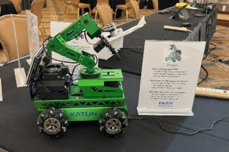 Demostraci&oacute;n de Katun con el robot de reabastecimiento Crickets