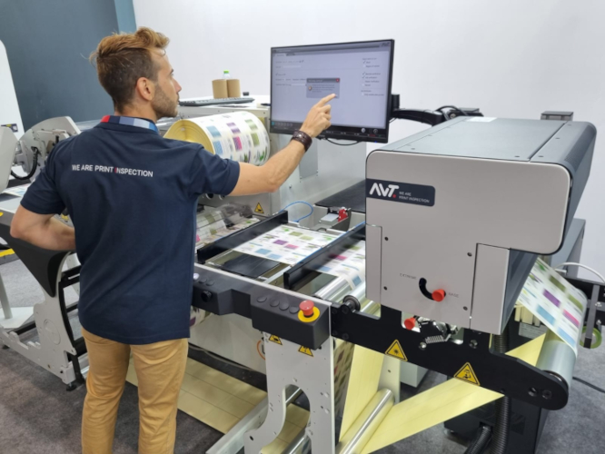 El módulo de inspección de barnices Helios de AVT, finalista del premio Labels & Labeling Innovation Award