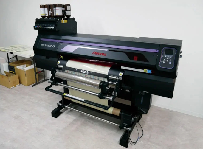 f.delight se expande al mercado de productos B2B y B2C con la impresora UV-DTF de Mimaki