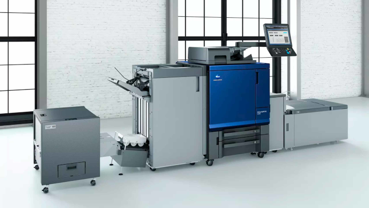 Mejora la precisión, la velocidad y la automatización del acabado con el nuevo módulo de recorte SDD PTM-0205 de Konica Minolta