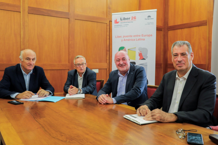Fernando Benzo, secretario general de la FGEE; Manuel González, presidente de la FGEE y de Liber; Daniel Fernández, presidente del Gremi d’Editors de Catalunya; y Josep Alcaraz, director de Liber 2026; en la presentación de la feria a los medios de comunicación.
