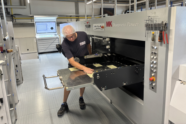 Cardbox Packaging aumenta la eficiencia en la postimpresión con HEIDELBERG