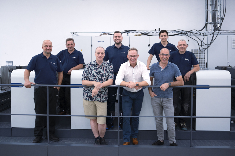 &ldquo;Stronger Together&rdquo;: (al frente, en el centro) Ralf Zarbock, director general de Druck-und Verlagshaus Zarbock, junto con empleados y el equipo de servicio t&eacute;cnico de HEIDELBERG y manroland sheetfed