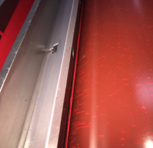 El salpicado de tinta, causado en este caso por la acumulaci&oacute;n de tinta en la cara exterior de la rasqueta en funcionamiento, puede eliminarse mediante el uso de rasquetas fabricadas con aleaciones especiales. (Fuente: Gallus Ferd. Ruesch AG)