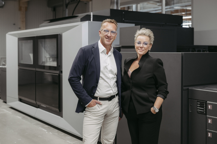 Para Klampfer Druck, el factor decisivo a la hora de invertir en la Jetfire 50 fue el ecosistema digital en su conjunto; en particular, la capacidad de integración de la máquina y el compromiso de servicio de HEIDELBERG. Los directores generales Daniela y Robert Klampfer, frente a su Jetfire 50