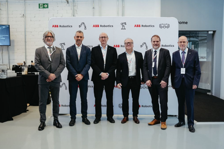De izq. a dcha: Juan A. P&eacute;rez, Diputado adjunto del &Aacute;rea de Desarrollo Econ&oacute;mico y Turismo de la Diputaci&oacute; de Barcelona y regidor de l&rsquo;Ajuntament de Sant Quirze del Vall&egrave;s; Sergi Mart&iacute;n, director general ABB Robotics Espanya; Jordi Voltas, director de la Escuela Superior de Ingenier&iacute;as Industrial, Aeroespacial y Audiovisual de Terrassa (ESEIAAT)- UPC; Marc Segura, presidente ABB Robotics; Joan Romero, director ejecutivo de ACCI&Oacute;, y Ramon Alberich, president Cambra Comer&ccedil; Sabadell.