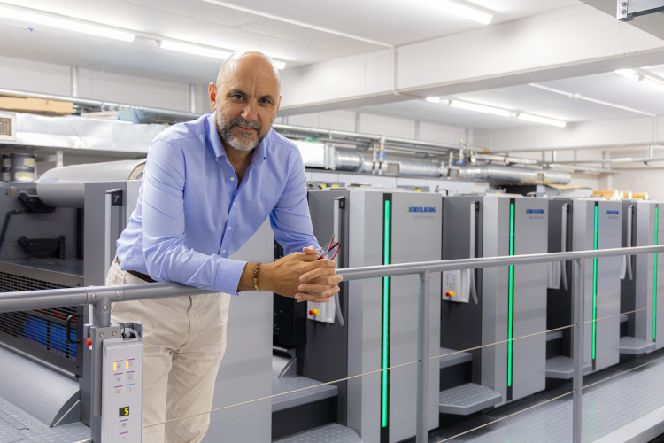 Murat Demir, propietario y socio director de Sade Ofset Packaging & Label en Estambul, utiliza Prinect Production de HEIDELBERG como la plataforma central de flujo de trabajo para controlar y optimizar la producci&oacute;n de su embalaje y etiquetas